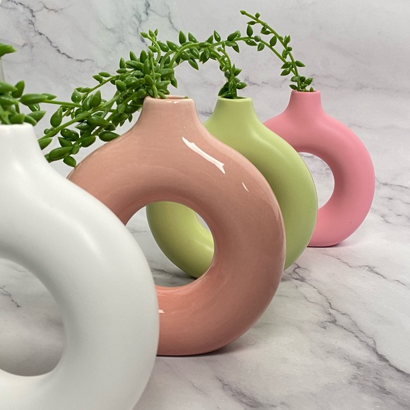 Ceramic donut vase—peachy pink gloss finish - Picture 4 of 4